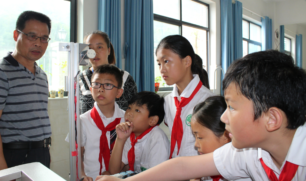 何庆中指导小学生做实验.jpg