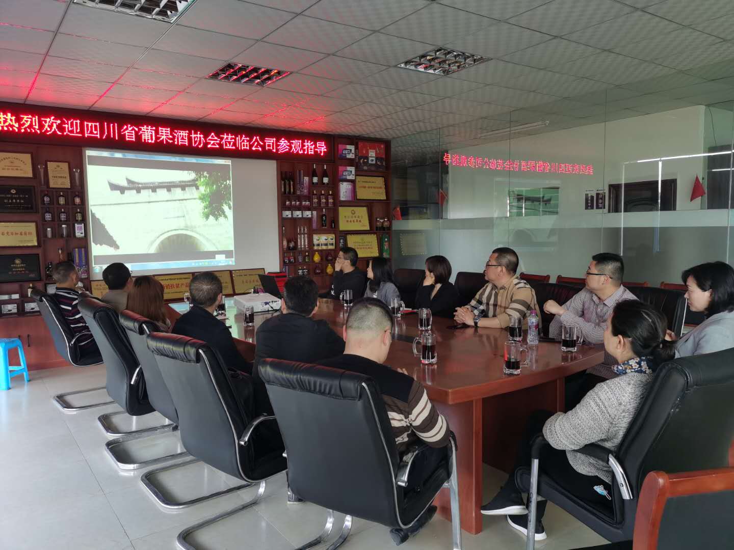 边名鸿果酒调研座谈.jpg
